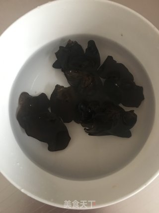 木耳胡萝卜炒山药的做法步骤：1