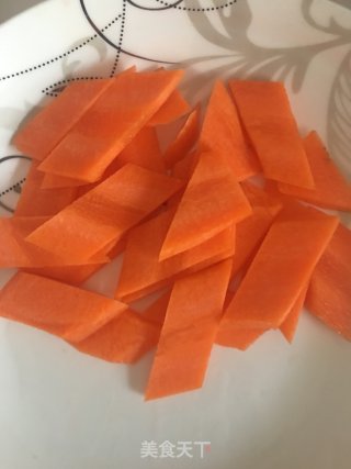 木耳胡萝卜炒山药的做法步骤：2