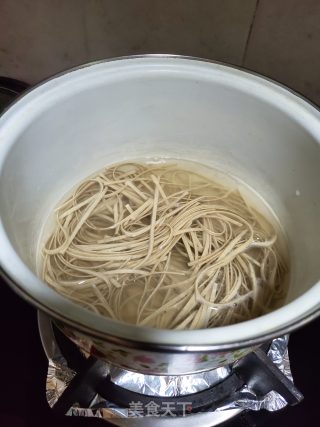 牛肉酸菜荞麦面的做法步骤：2