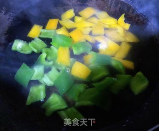 彩椒辣酱炒花螺的做法步骤：3