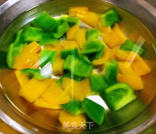 彩椒辣酱炒花螺的做法步骤：4