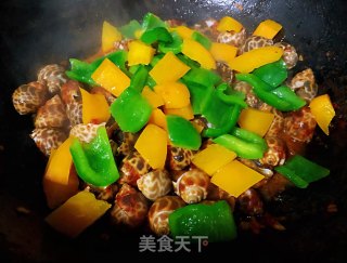 彩椒辣酱炒花螺的做法步骤：7