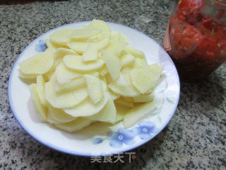 剁椒土豆的做法步骤：1