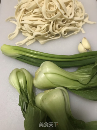 油泼面的做法步骤：1