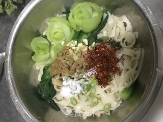 油泼面的做法步骤：3