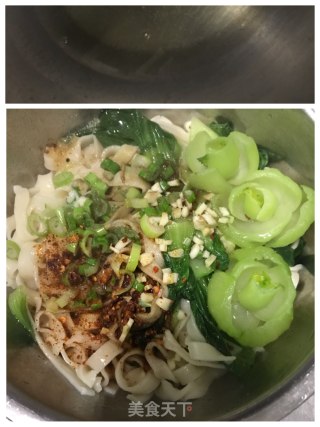 油泼面的做法步骤：4