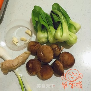 香菇油菜的做法步骤：1