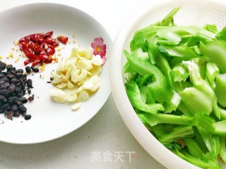 炝炒芥菜梗的做法步骤：2
