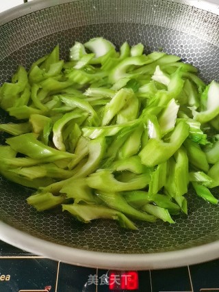 炝炒芥菜梗的做法步骤：4