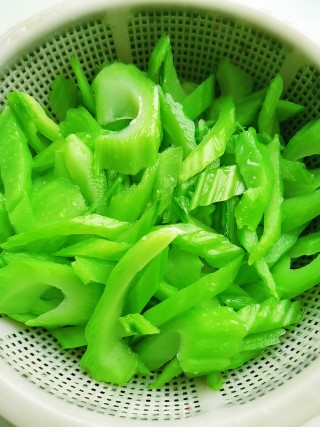 炝炒芥菜梗的做法步骤：5