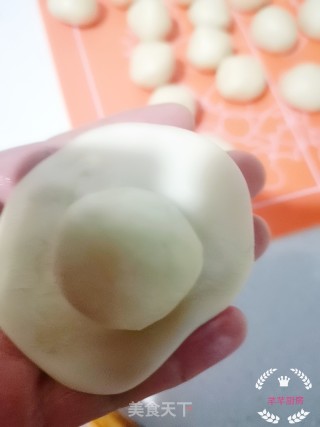 蛋黄酥（饼）的做法步骤：9