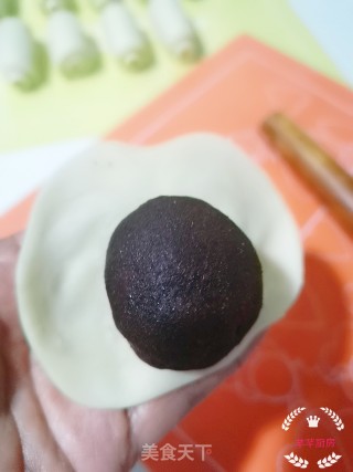 蛋黄酥（饼）的做法步骤：19