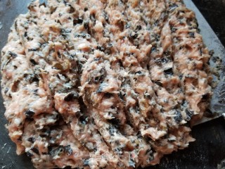 梅菜木耳煎肉饼的做法步骤：3