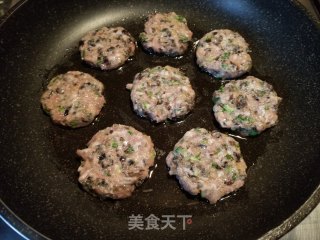梅菜木耳煎肉饼的做法步骤：7