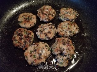 梅菜木耳煎肉饼的做法步骤：8