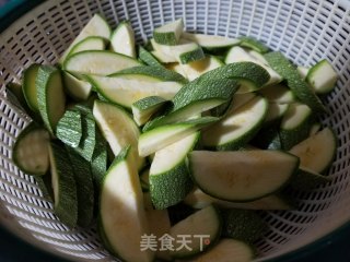 洋葱炒西葫芦瓜的做法步骤：2
