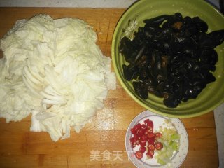 白菜炒木耳的做法步骤：1