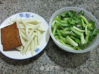 香干芹菜炒面鱼的做法步骤：1
