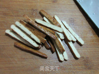 香干芹菜炒面鱼的做法步骤：2