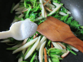 香干芹菜炒面鱼的做法步骤：5