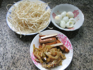 香干鹌鹑蛋榨菜丝汤面的做法步骤：1