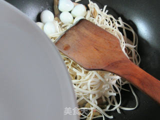 香干鹌鹑蛋榨菜丝汤面的做法步骤：3