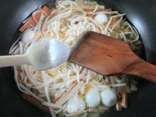 香干鹌鹑蛋榨菜丝汤面的做法步骤：6