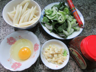 鸡蛋火腿肠青菜炒面鱼的做法步骤：1