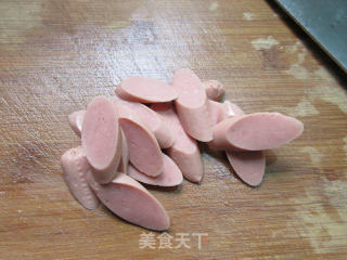 鸡蛋火腿肠青菜炒面鱼的做法步骤：2