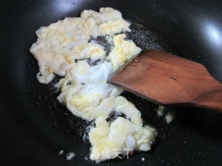 鸡蛋火腿肠青菜炒面鱼的做法步骤：4