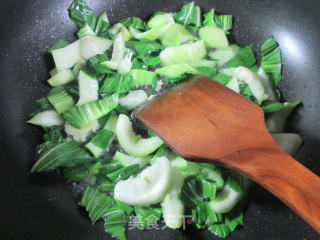 鸡蛋火腿肠青菜炒面鱼的做法步骤：5