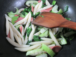 鸡蛋火腿肠青菜炒面鱼的做法步骤：6