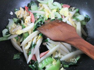 鸡蛋火腿肠青菜炒面鱼的做法步骤：7
