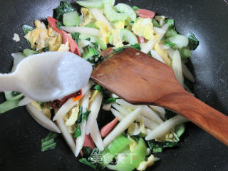 鸡蛋火腿肠青菜炒面鱼的做法步骤：9