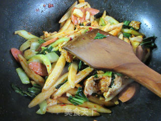 鸡蛋火腿肠青菜炒面鱼的做法步骤：11