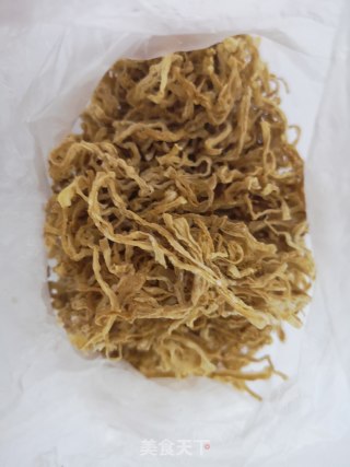 一个人的精致简餐：肉片蒸萝卜干+西红柿蛋汤的做法步骤：1