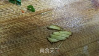 辣椒炒河虾的做法步骤：1