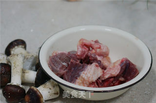 鲜菌菇老鸭汤的做法步骤：1