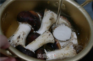 鲜菌菇老鸭汤的做法步骤：2