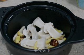 鲜菌菇老鸭汤的做法步骤：3