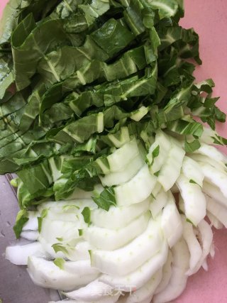 青菜鱼圆煮面的做法步骤：1