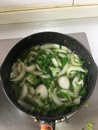 青菜鱼圆煮面的做法步骤：4