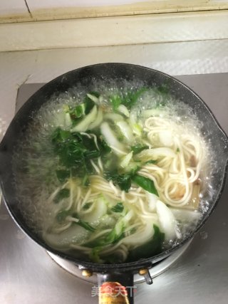 青菜鱼圆煮面的做法步骤：7