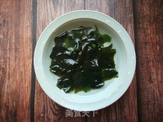 海带芽蕃茄蛋花汤的做法步骤：1
