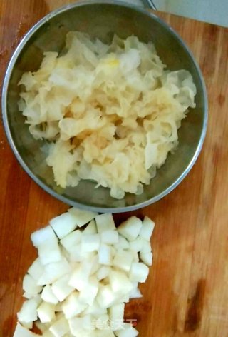银耳雪梨羹的做法步骤：1
