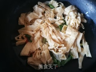 尖椒炒人造肉的做法步骤：6