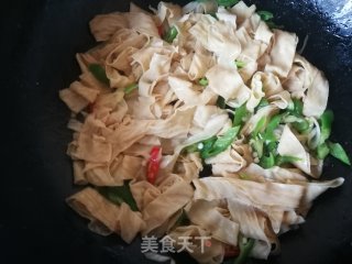 尖椒炒人造肉的做法步骤：9