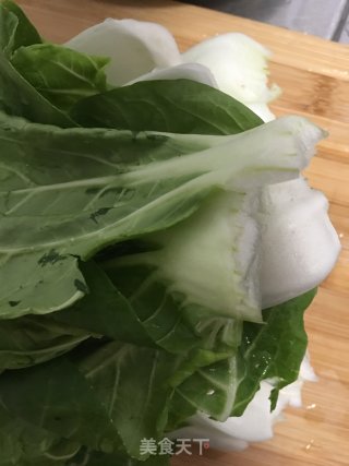 青菜鱼圆汤的做法步骤：1