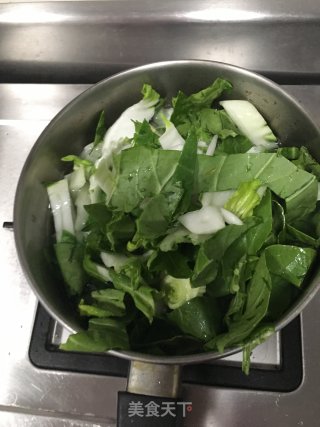 青菜鱼圆汤的做法步骤：3