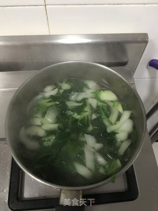 青菜鱼圆汤的做法步骤：4